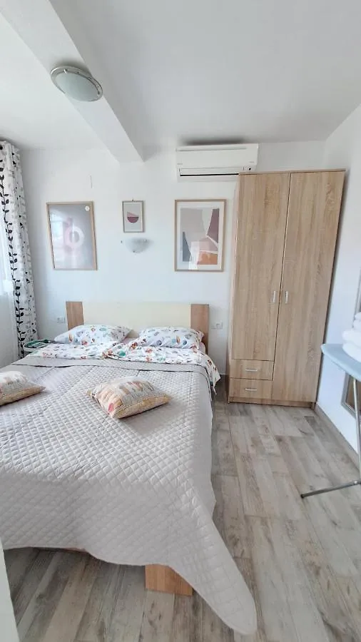 Apartmani Mirko Ρόβινι 0*,