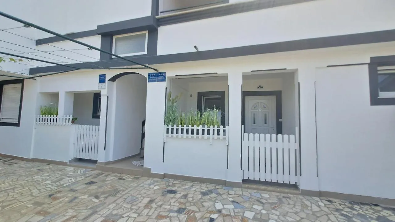 Apartmani Mirko Ρόβινι 0*,